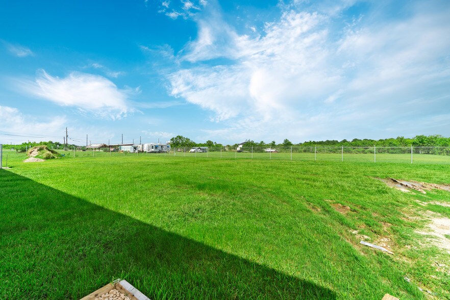 More Photos Of 7020 FM 3180 Rd, Baytown Distribution For Sale