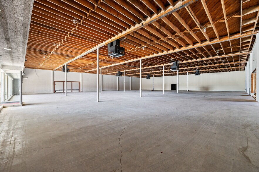 More Photos Of 45151 Oasis St, Indio Freestanding For Lease