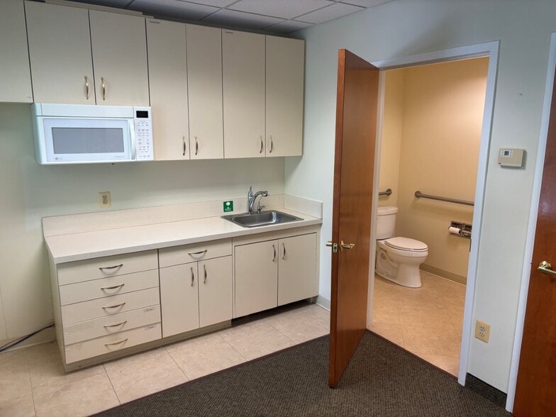 More Photos Of 6134-6138 Redwood Square Ctr, Centreville Medical For Sale