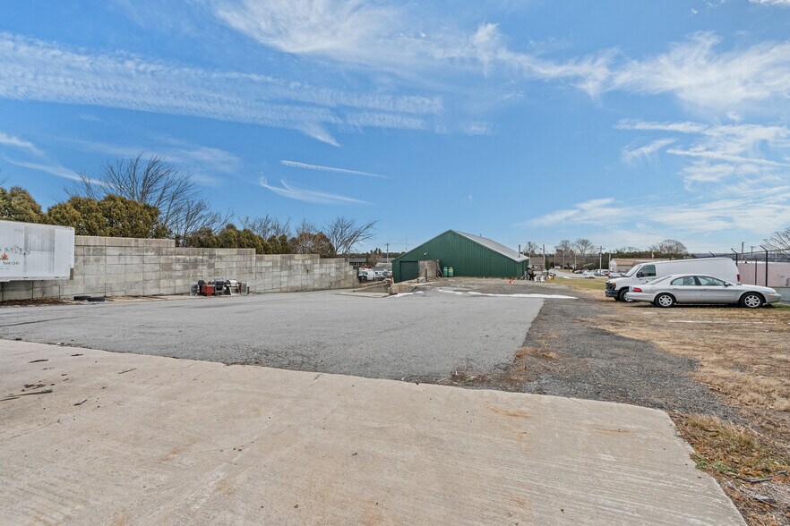 More Photos Of 1960 E Main Rd, Portsmouth Freestanding For Sale