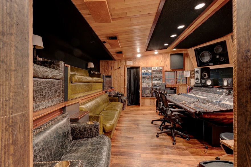 More Photos Of 114-116 17th Ave S, Nashville Office For Sale