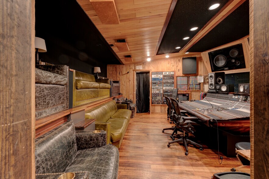 More Photos Of 114-116 17th Ave S, Nashville Office For Sale