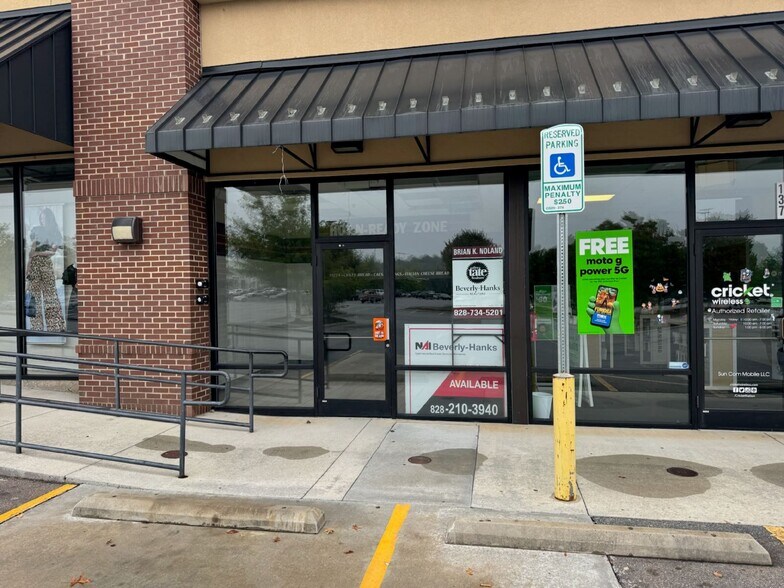 More Photos Of 109-143 Commons Dr, Franklin General Retail For Lease