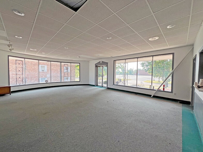 More Photos Of 334 W Main St, Decatur Flex For Lease
