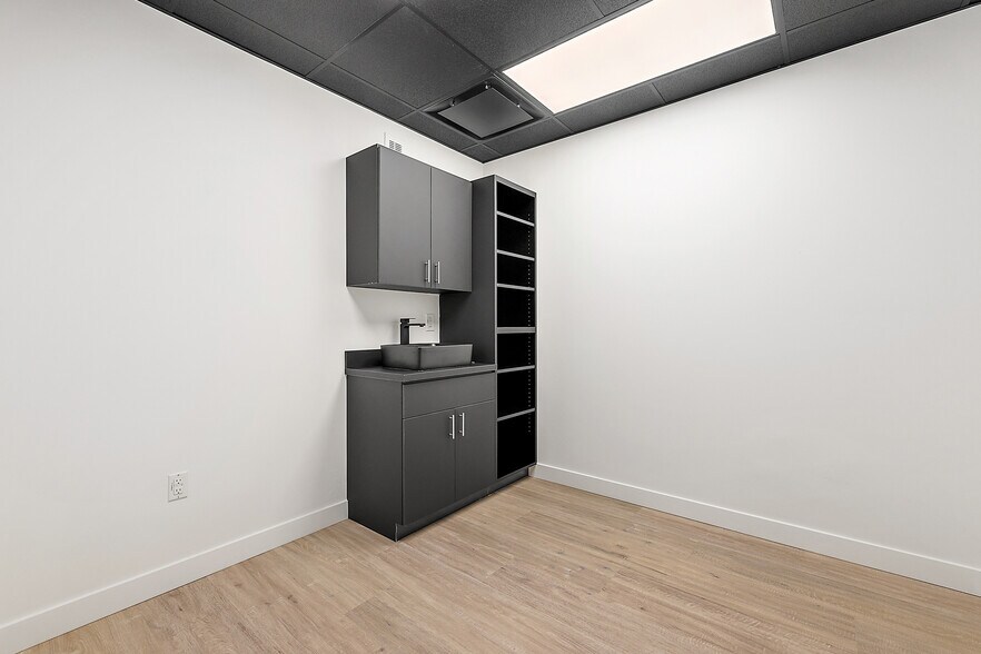 More Photos Of 801-803 W Big Beaver Rd, Troy Office For Lease