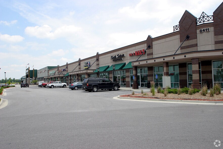 More Photos Of 8411 Windfall Ln, Camby Storefront For Lease