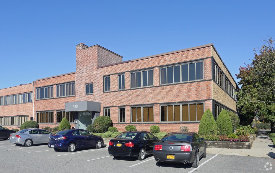More Photos Of 350 Old Country Rd, Garden City Office For Lease