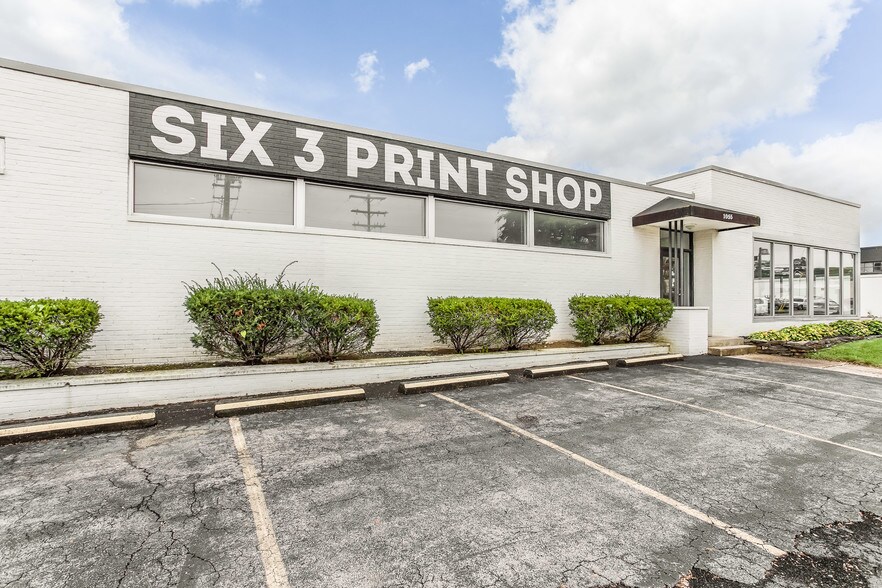 More Photos Of 1055 W 3rd Ave, Columbus Showroom For Lease