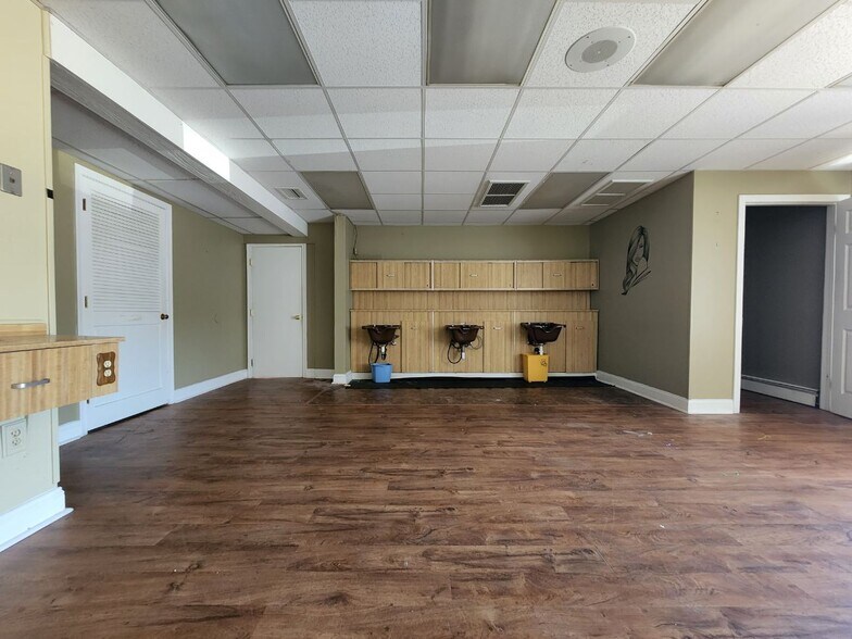 More Photos Of 410 Main St, Southington Storefront Retail Office For Lease