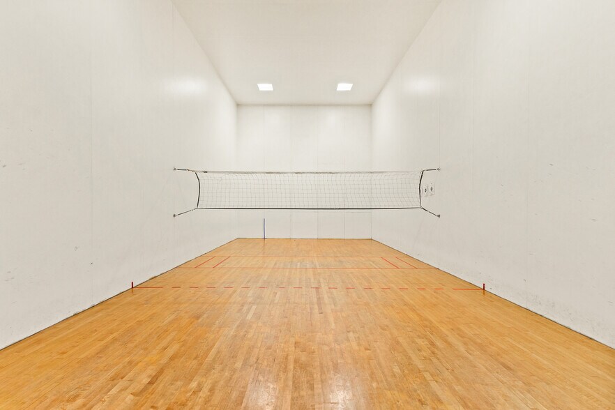 More Photos Of 309 E Springbrook Dr, Johnson City Flex For Lease