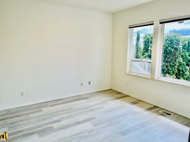 More Photos Of 808-810 6th St S, Kirkland Office Residential For Lease