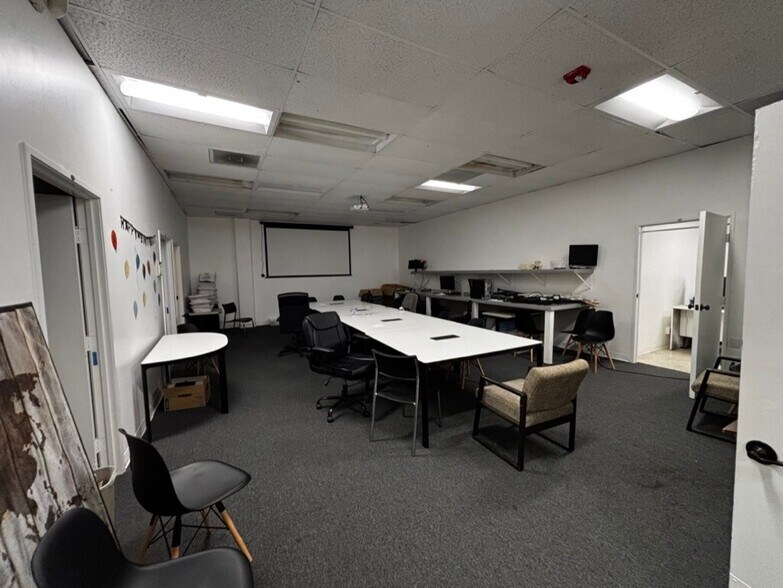 More Photos Of 6656 Valjean Ave, Van Nuys Warehouse For Lease