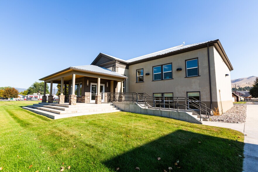 More Photos Of 200 W Railroad Ave, Plains Medical For Sale