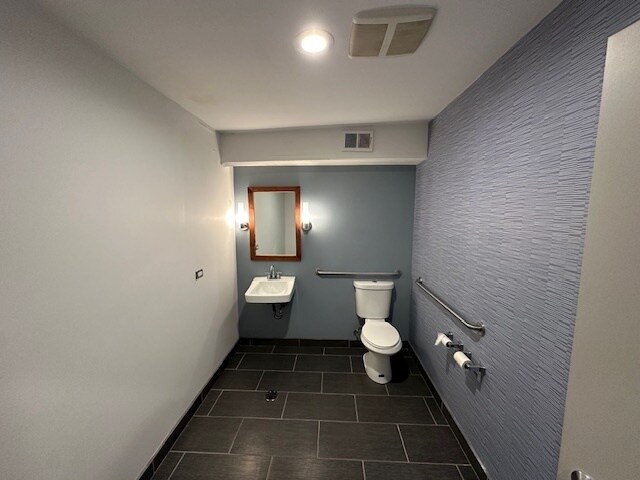 More Photos Of 1434 W Montrose Ave, Chicago Storefront For Sale