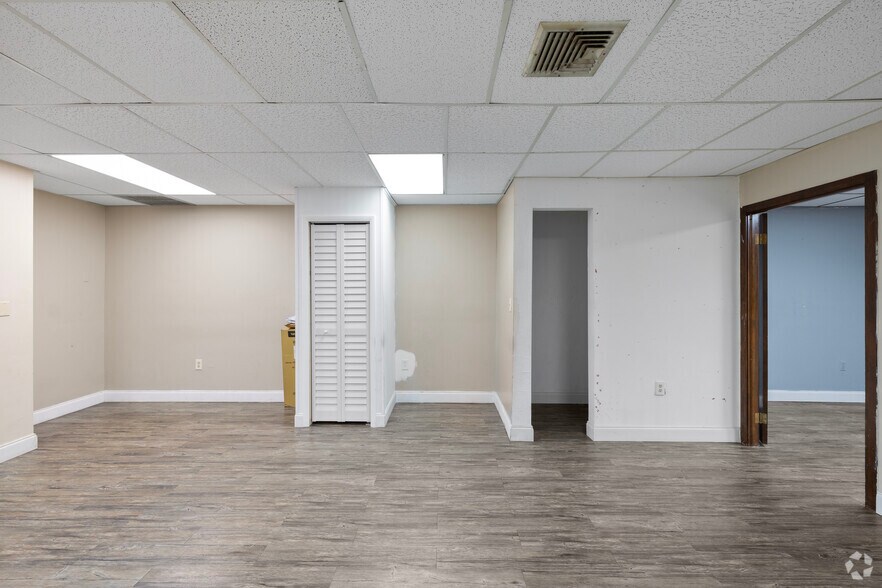 More Photos Of 540 NW 165th St, Miami Office For Sale