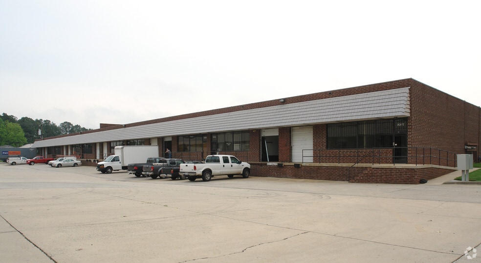 More Photos Of 701 Atando Ave, Charlotte Showroom For Lease