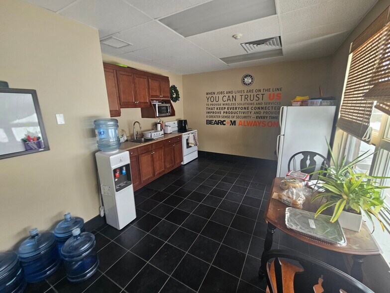 More Photos Of 30 Ridgeway Cir, Woodstock Office For Sale