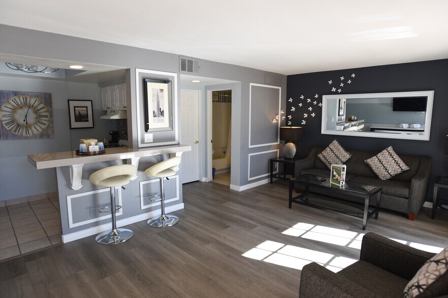 More Photos Of 2330 N Palm Canyon Dr, Palm Springs Hotel For Sale