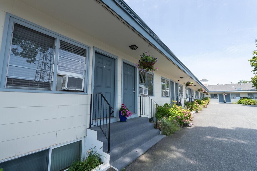 More Photos Of 382 Main St, Falmouth Hotel For Sale
