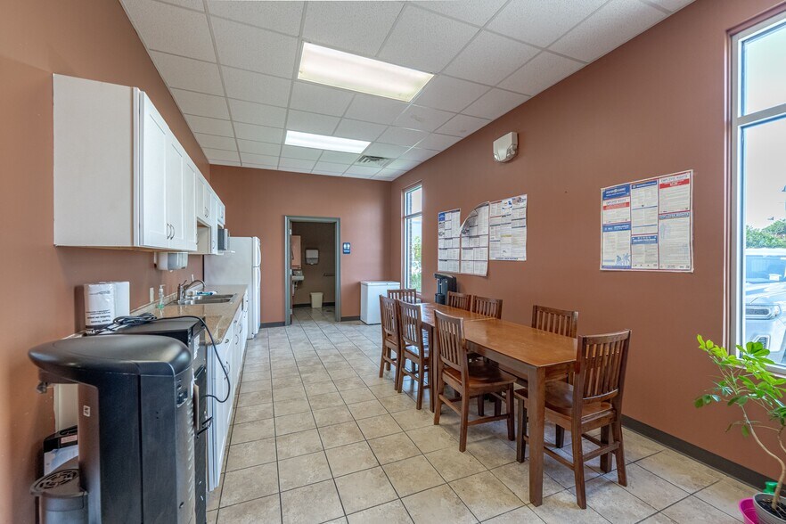 More Photos Of 6507 Coliseum Blvd, Alexandria Medical For Lease