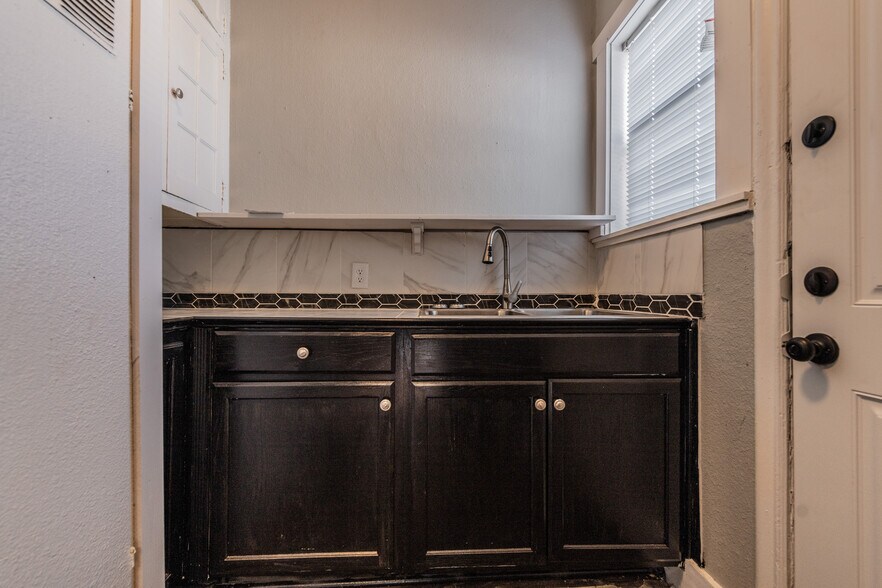 More Photos Of 403 W Hollywood Ave, San Antonio Apartments For Sale