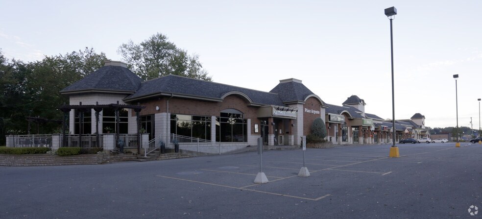 More Photos Of 190-199 Boul du Curé-Labelle, Rosemère General Retail For Lease