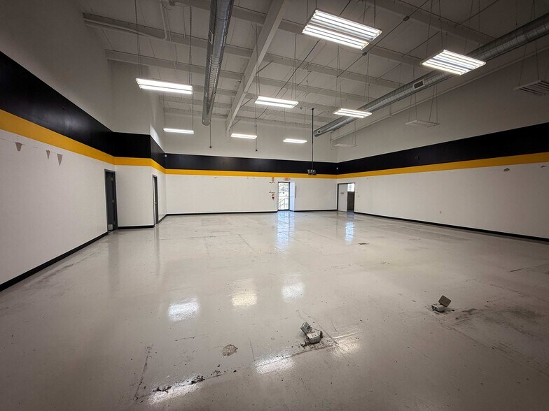 More Photos Of 937 E 53rd St, Davenport Warehouse For Lease