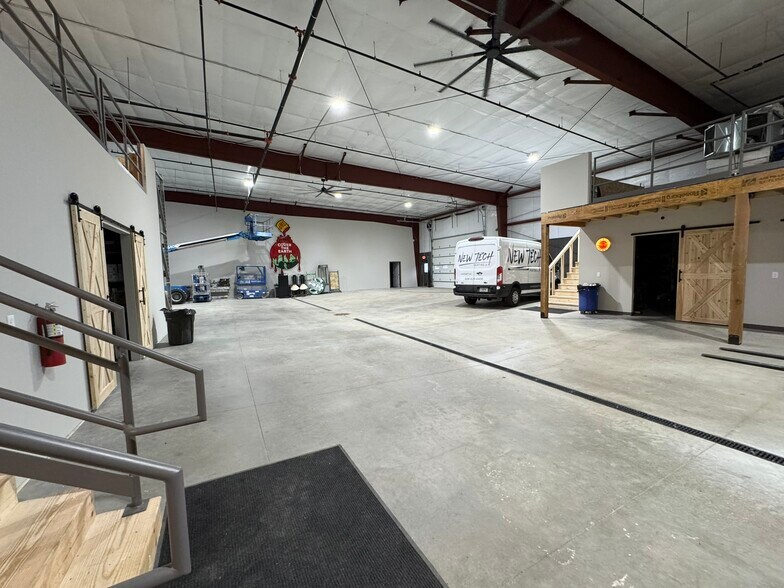 More Photos Of 645 Sandpiper Trl, Cottage Grove Warehouse For Lease