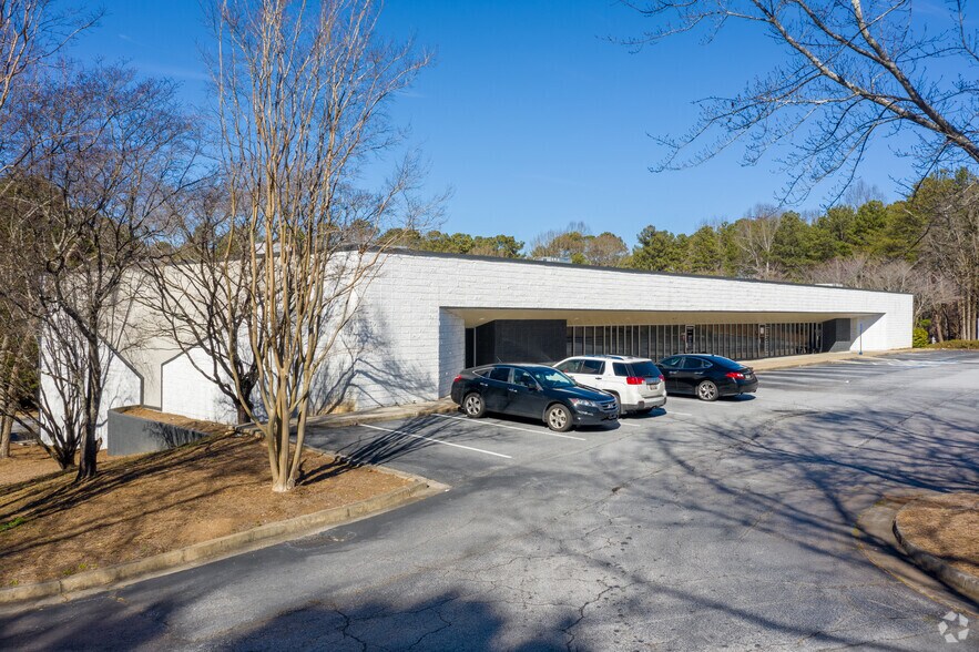 Primary Photo Of 2121 Fountain Dr, Snellville Medical For Sale