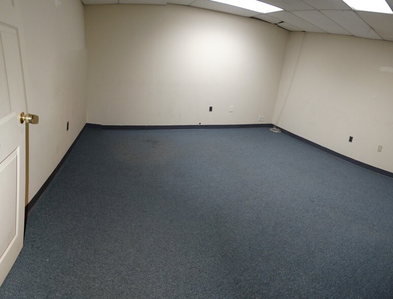 More Photos Of 8433 Backlick Rd, Lorton Flex For Lease