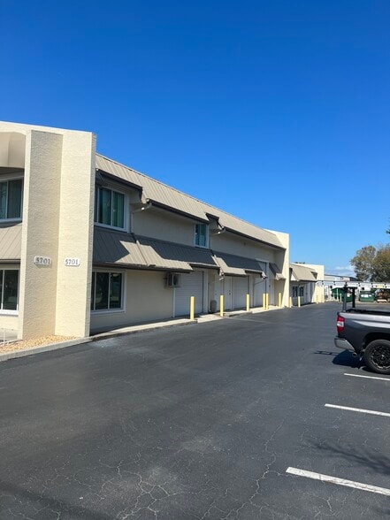 More Photos Of 5701 Houchin St, Naples Light Manufacturing For Lease