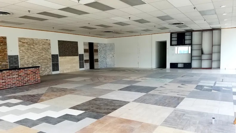 More Photos Of 4001-4007 Golf Rd, Skokie Storefront For Lease