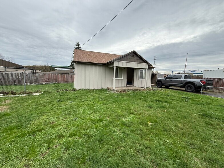 More Photos Of 490 N Pine St, Canby Service For Lease