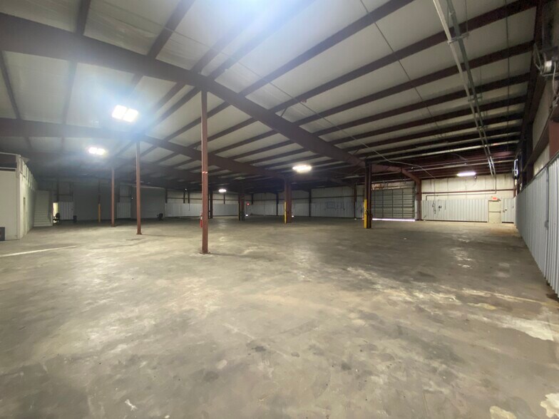 More Photos Of 7030 Wespark Cir, Beaumont Warehouse For Lease