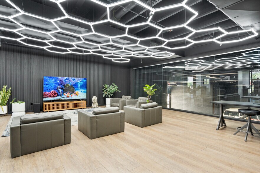 More Photos Of 14982 N 83rd Pl, Scottsdale Showroom For Sale