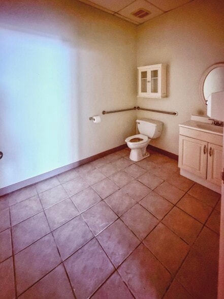 More Photos Of 151-161 E Park Ave, Long Beach Storefront For Lease