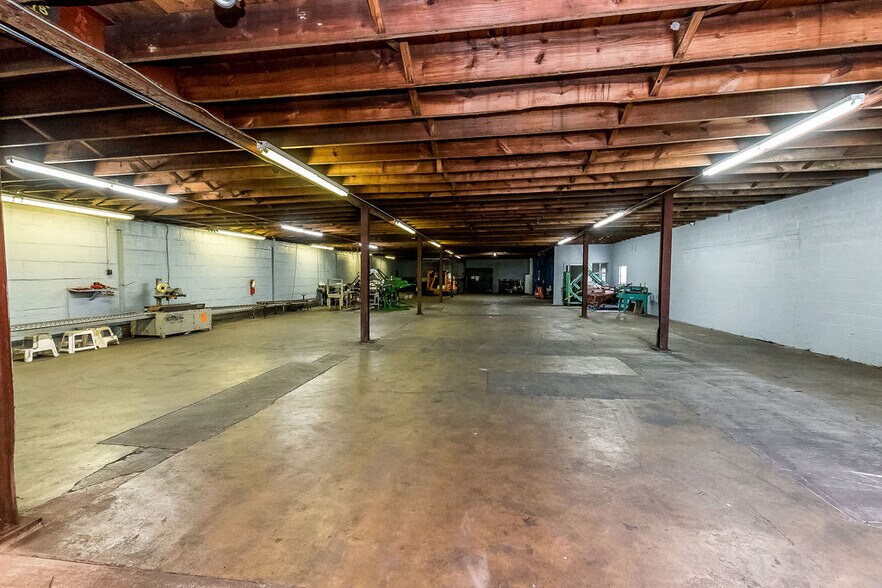 More Photos Of 196 Carlton Dr, Inwood Industrial For Sale
