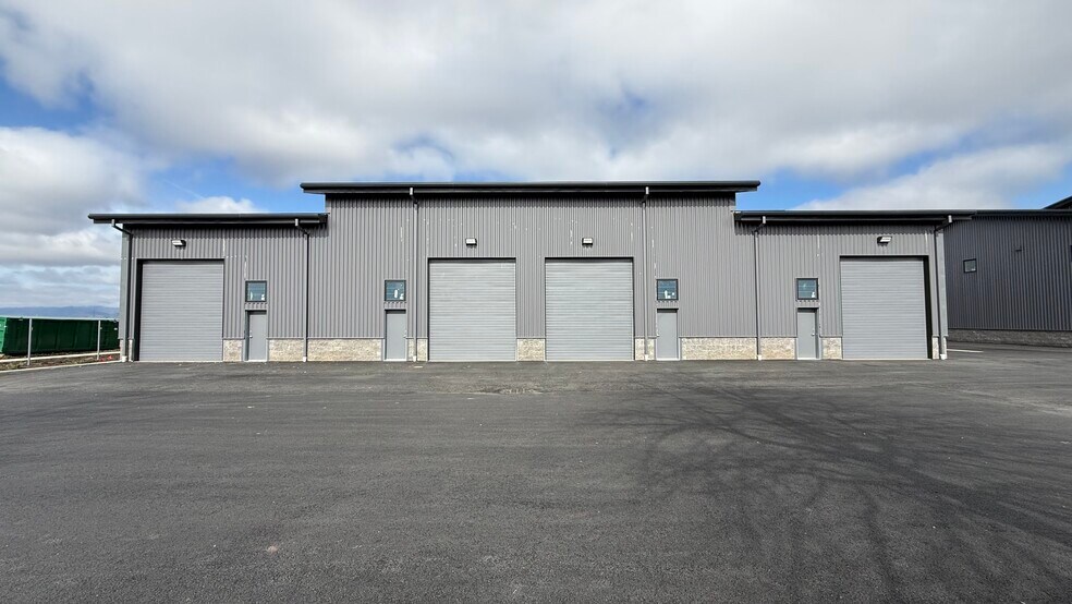 More Photos Of 2016 Commerce, Medford Showroom For Lease