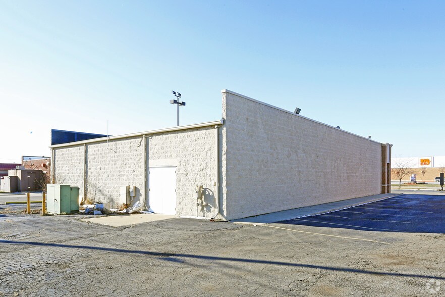 More Photos Of 32600 John R Rd, Madison Heights Freestanding For Lease