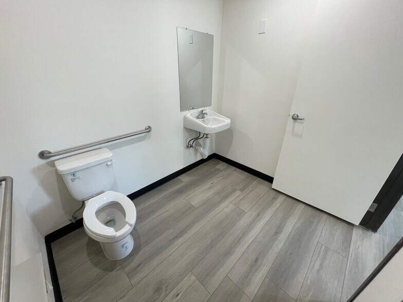 More Photos Of 1811 W Magnolia Blvd, Burbank Office For Lease