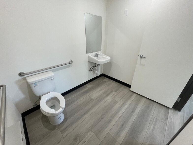 More Photos Of 1811 W Magnolia Blvd, Burbank Office For Lease