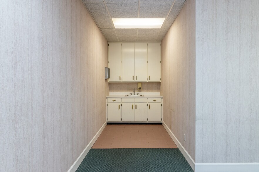 More Photos Of 1421 Ross Dr, Dalton Office For Sale