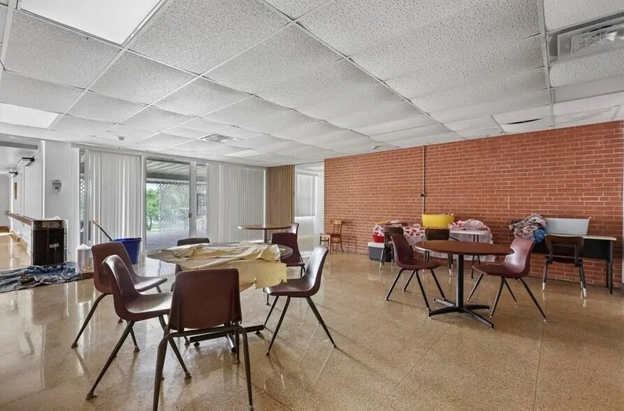More Photos Of 810 Burke St, Fort Scott Office For Sale