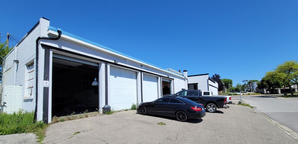 Primary Photo Of 4728 Valley Way, Niagara Falls Auto Repair For Sale