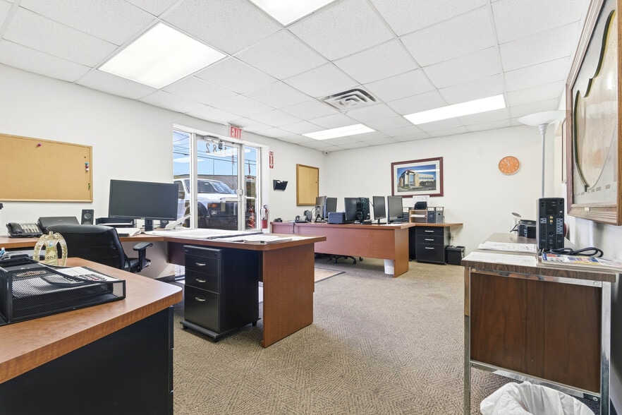 More Photos Of 1782 Calumet St, Clearwater Warehouse For Lease
