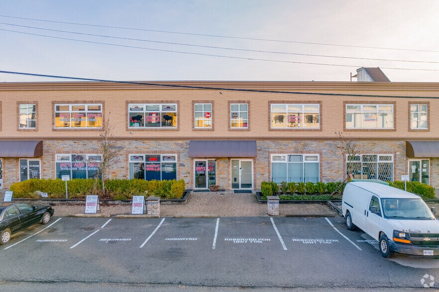 More Photos Of 7118-7132 Randolph Av, Burnaby Warehouse For Lease