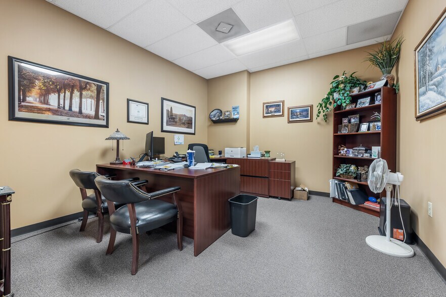 More Photos Of 8913-8923 Veterans Memorial Pky, O'Fallon Office Residential For Lease