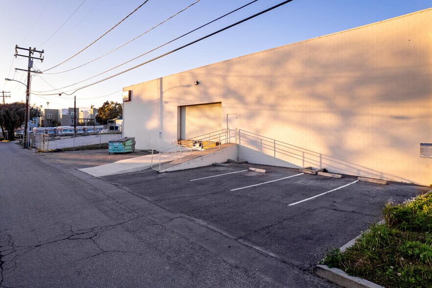 More Photos Of 1350 E Thompson Blvd, Ventura General Retail For Lease