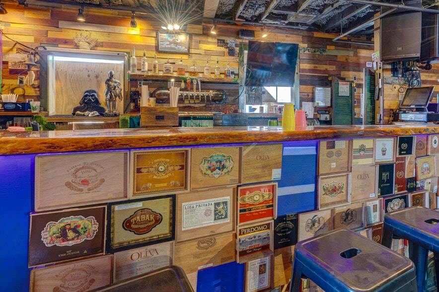 More Photos Of 135 Duval St, Key West Bar For Lease