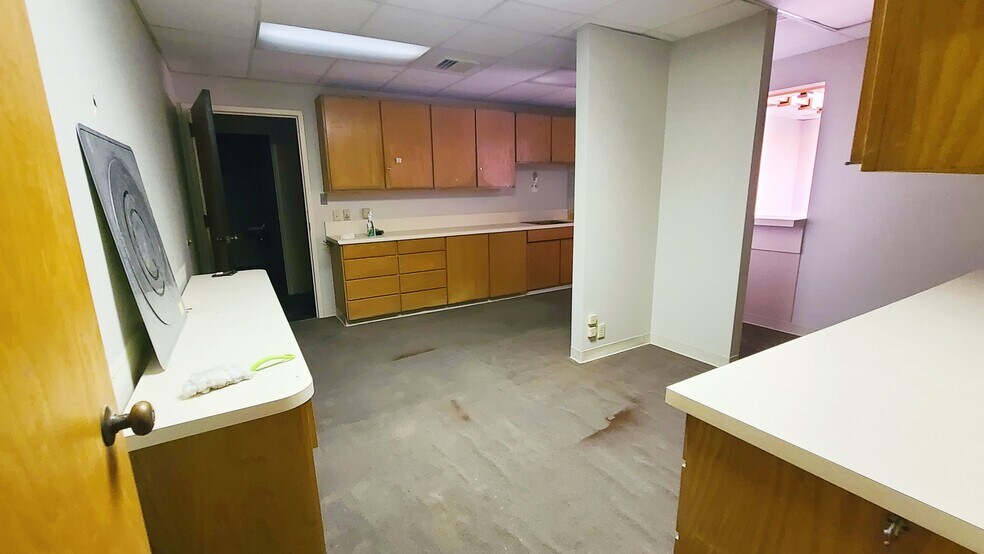 More Photos Of 710 W 8th St, Fort Scott Office For Sale